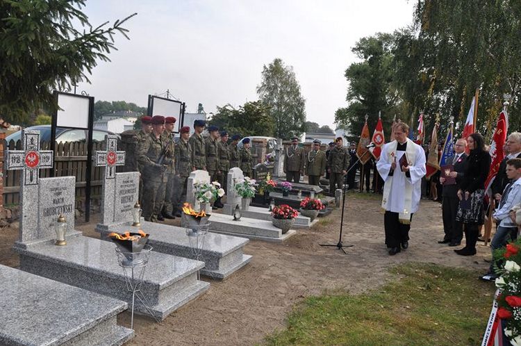 Poświęcenie mogił powstańczych na cmentarzu w Samoklęskach Dużych