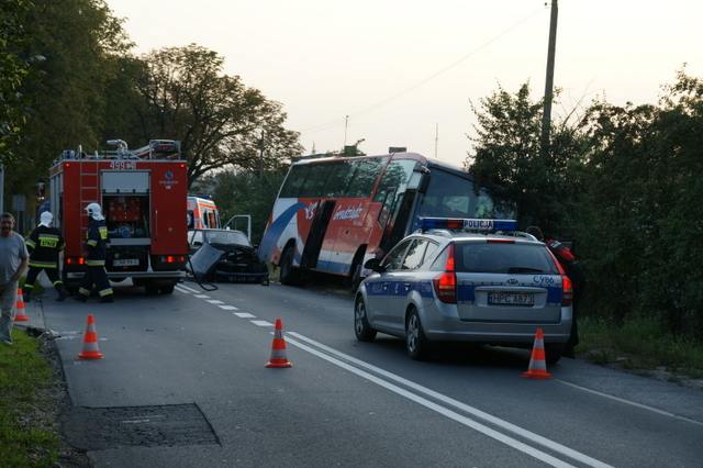 Kolizja drogowa - autobus uderzył w osobówkę w Kcyni.