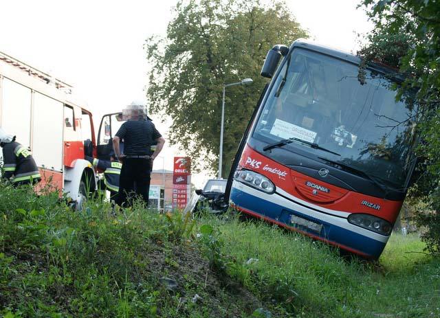 Kolizja drogowa - autobus uderzył w osobówkę w Kcyni.