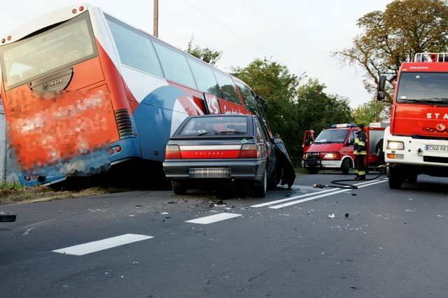 Kolizja drogowa - autobus uderzył w osobówkę w Kcyni.