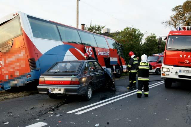 Kolizja drogowa - autobus uderzył w osobówkę w Kcyni.