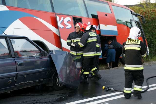 Kolizja drogowa - autobus uderzył w osobówkę w Kcyni.