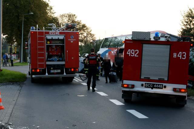 Kolizja drogowa - autobus uderzył w osobówkę w Kcyni.