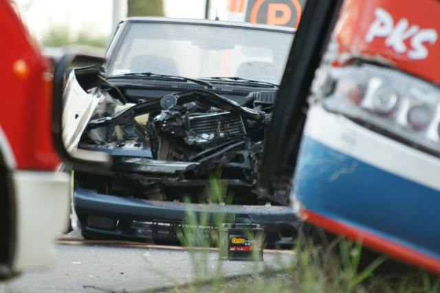Kolizja drogowa - autobus uderzył w osobówkę w Kcyni.