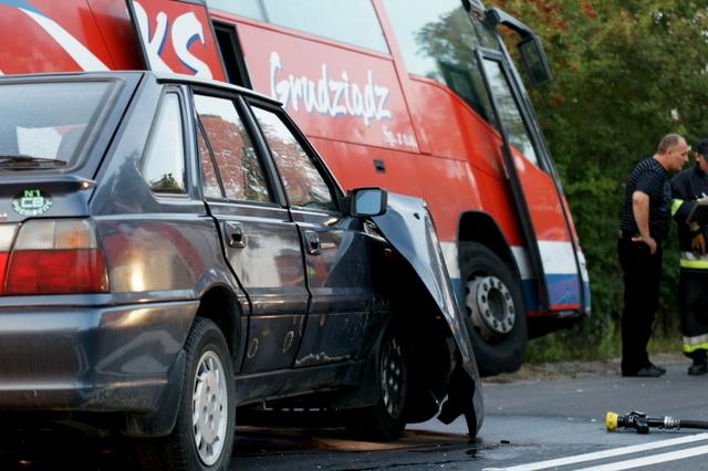 Kolizja drogowa - autobus uderzył w osobówkę w Kcyni.