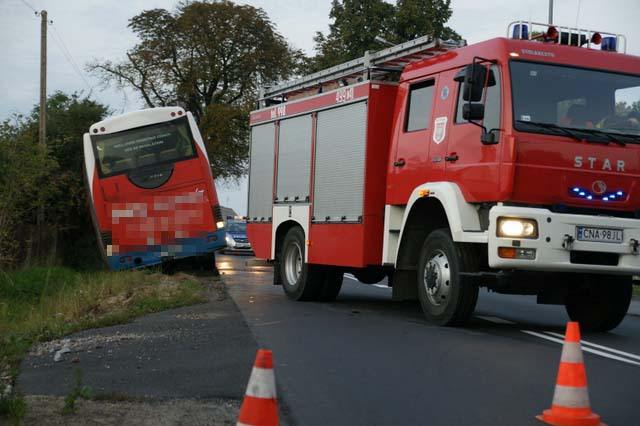 Kolizja drogowa - autobus uderzył w osobówkę w Kcyni.