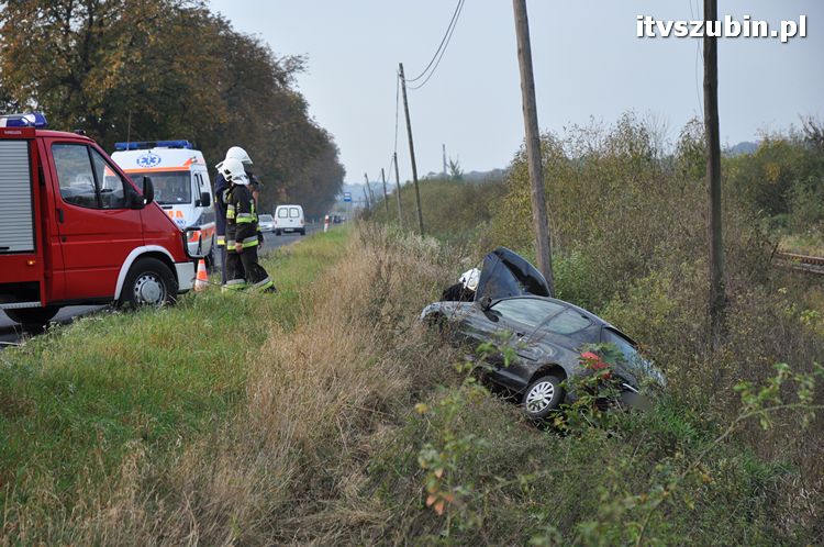 Zdarzenie drogowe - Peugeot 206 w przydrożnym rowie.