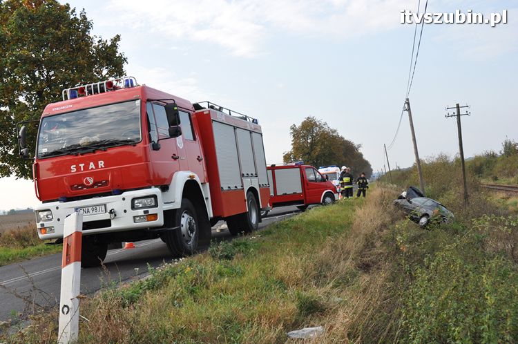 Zdarzenie drogowe - Peugeot 206 w przydrożnym rowie.