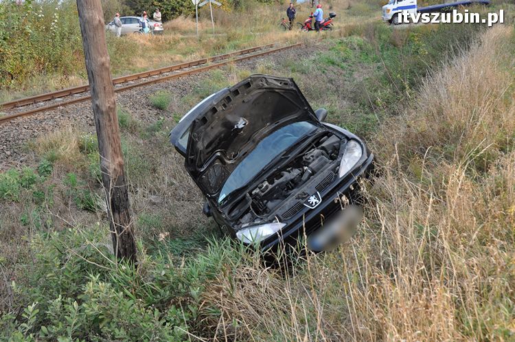 Zdarzenie drogowe - Peugeot 206 w przydrożnym rowie.