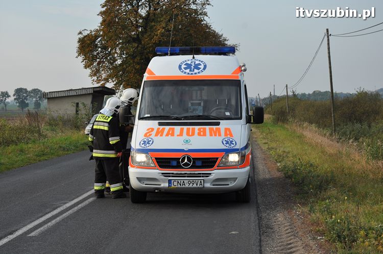 Zdarzenie drogowe - Peugeot 206 w przydrożnym rowie.