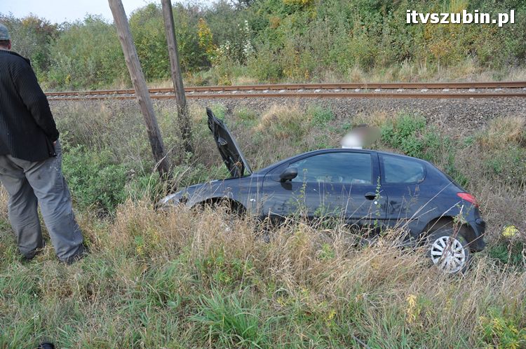 Zdarzenie drogowe - Peugeot 206 w przydrożnym rowie.