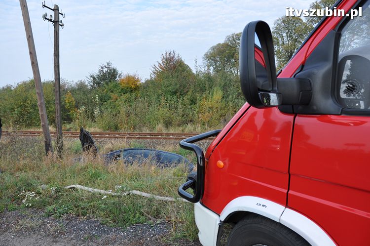 Zdarzenie drogowe - Peugeot 206 w przydrożnym rowie.