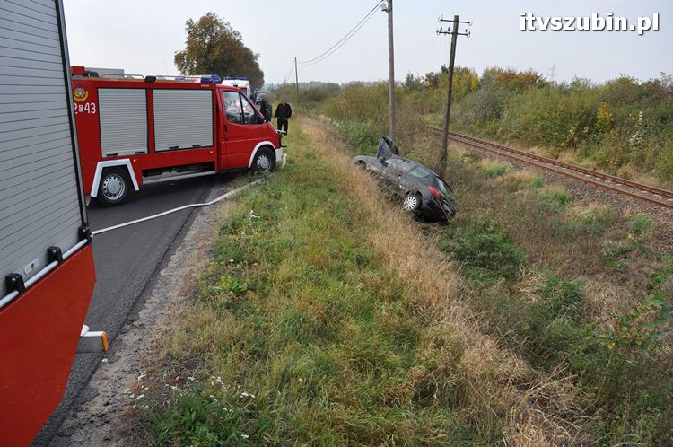 Zdarzenie drogowe - Peugeot 206 w przydrożnym rowie.