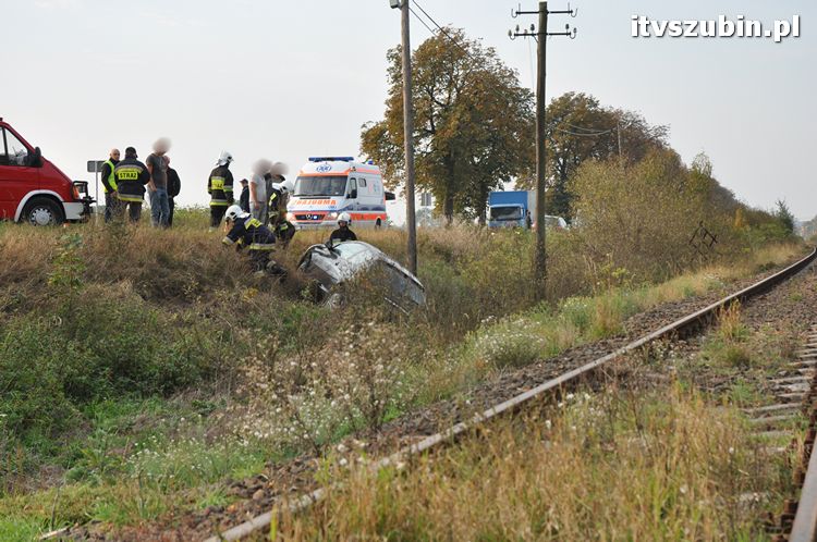 Zdarzenie drogowe - Peugeot 206 w przydrożnym rowie.