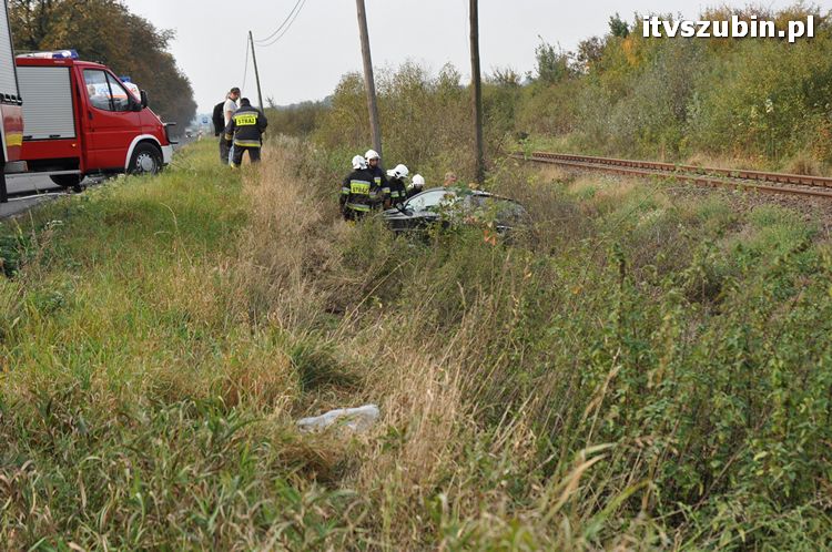 Zdarzenie drogowe - Peugeot 206 w przydrożnym rowie.