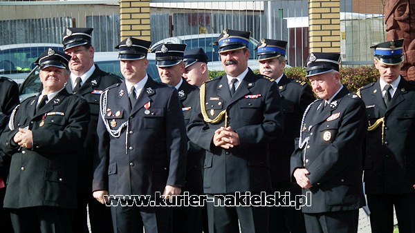 Sprzęt i wyróżnienia dla strażaków.