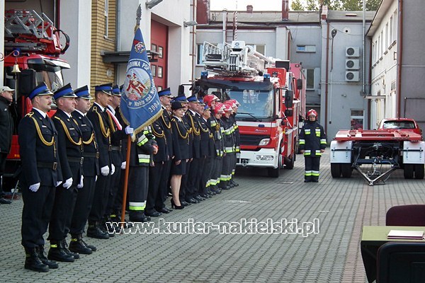 Sprzęt i wyróżnienia dla strażaków.