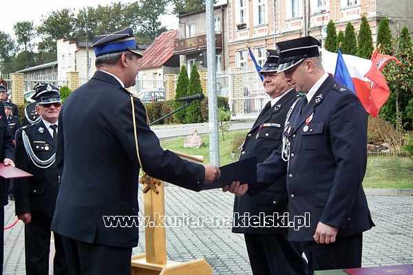 Sprzęt i wyróżnienia dla strażaków.