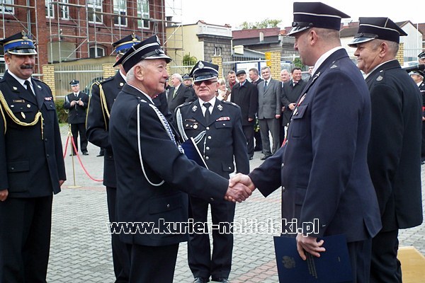 Sprzęt i wyróżnienia dla strażaków.