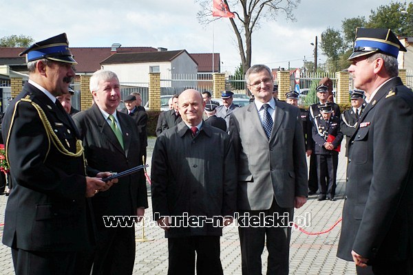 Sprzęt i wyróżnienia dla strażaków.