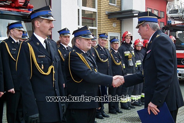 Sprzęt i wyróżnienia dla strażaków.