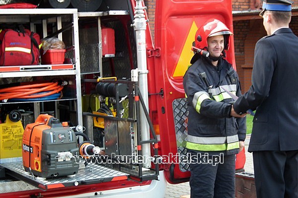 Sprzęt i wyróżnienia dla strażaków.