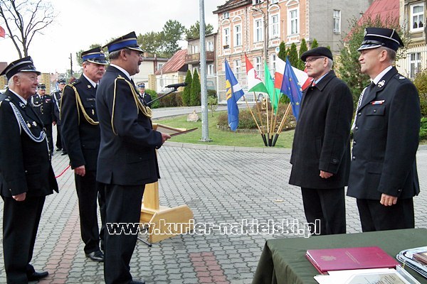 Sprzęt i wyróżnienia dla strażaków.