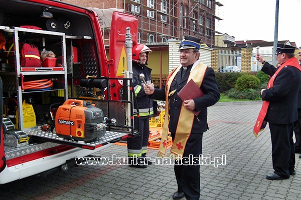 Sprzęt i wyróżnienia dla strażaków.