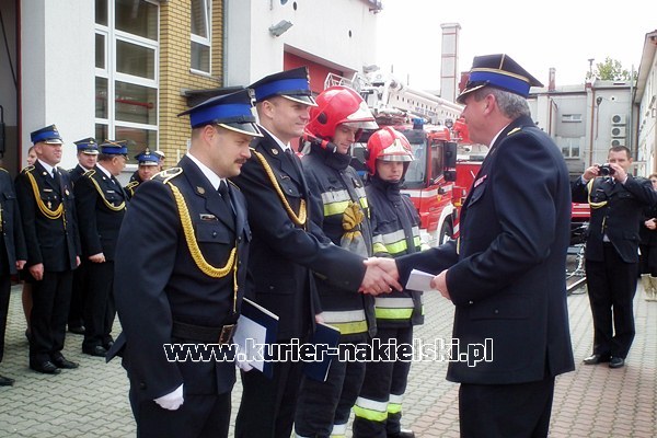 Sprzęt i wyróżnienia dla strażaków.