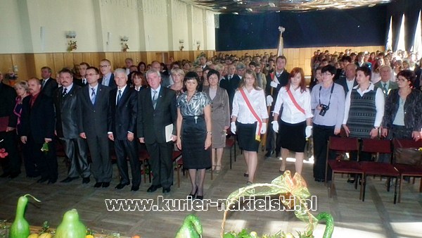 Powiatowe obchody Dnia Edukacji Narodowej w Samostrzelu.