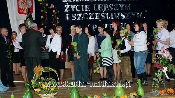 Powiatowe obchody Dnia Edukacji Narodowej w Samostrzelu.