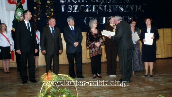 Powiatowe obchody Dnia Edukacji Narodowej w Samostrzelu.