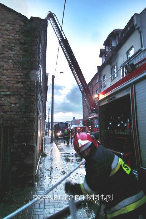 Pożar kamienicy w Nakle nad Notecią i balotów w Turze.