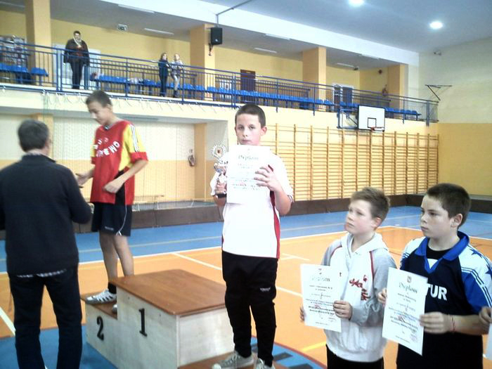 Gminne i powiatowe zawody w unihokeju chłopców.