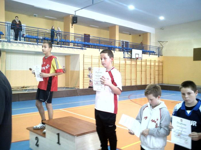 Gminne i powiatowe zawody w unihokeju chłopców.