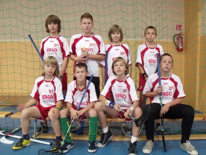Gminne i powiatowe zawody w unihokeju chłopców.