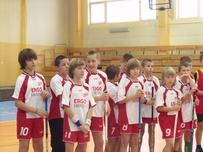 Gminne i powiatowe zawody w unihokeju chłopców.