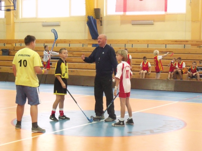 Gminne i powiatowe zawody w unihokeju chłopców.