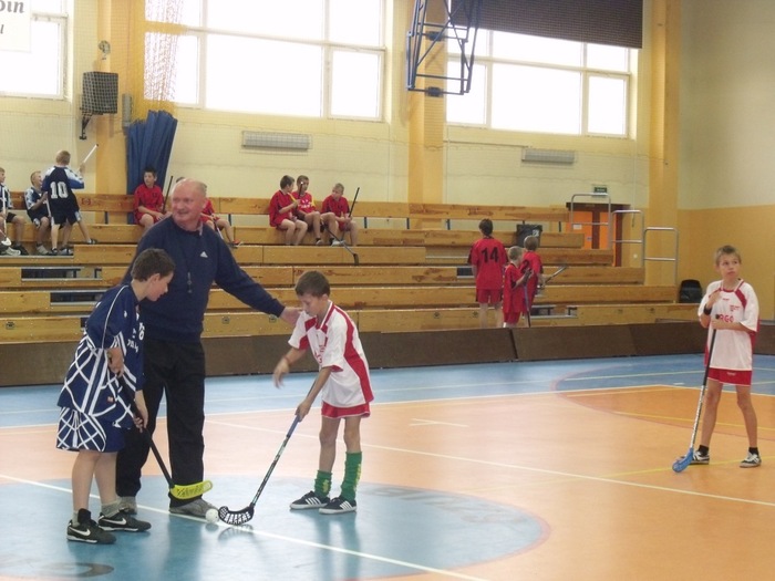 Gminne i powiatowe zawody w unihokeju chłopców.
