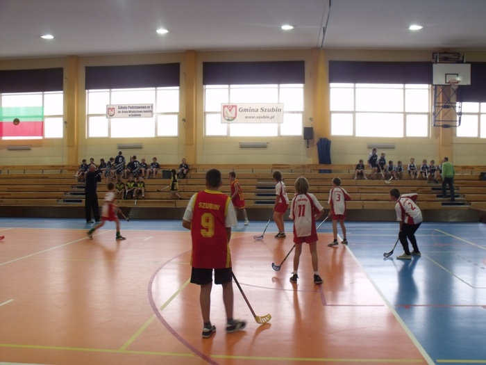 Gminne i powiatowe zawody w unihokeju chłopców.