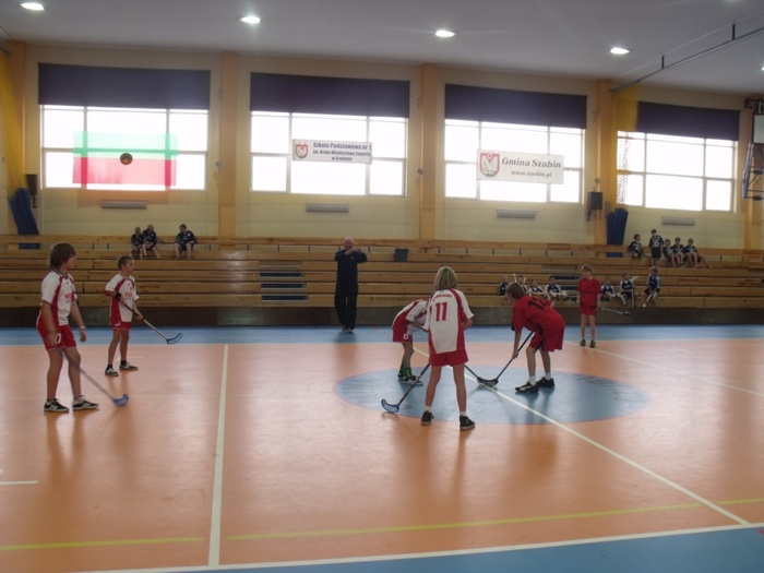 Gminne i powiatowe zawody w unihokeju chłopców.
