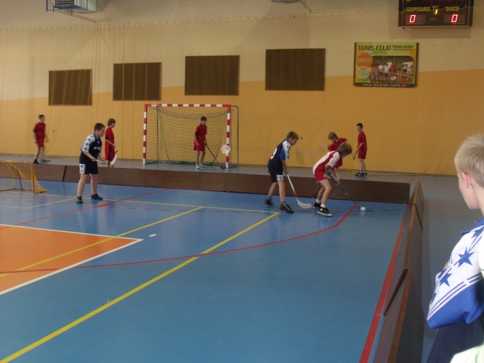 Gminne i powiatowe zawody w unihokeju chłopców.