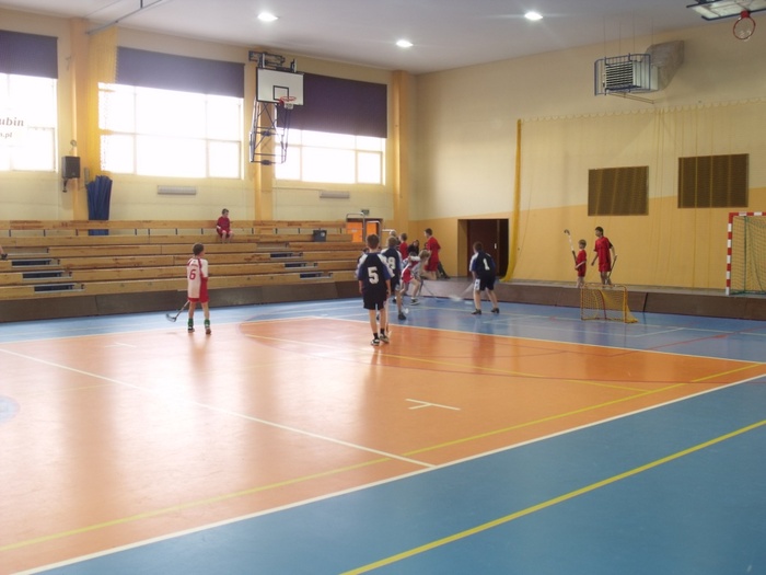 Gminne i powiatowe zawody w unihokeju chłopców.