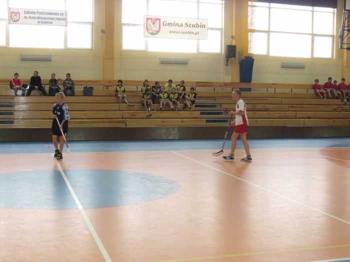 Gminne i powiatowe zawody w unihokeju chłopców.