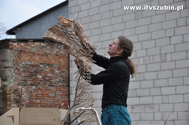 Płonąca fontanna 2 w Korytarzyku - happening Macieja i Tomka