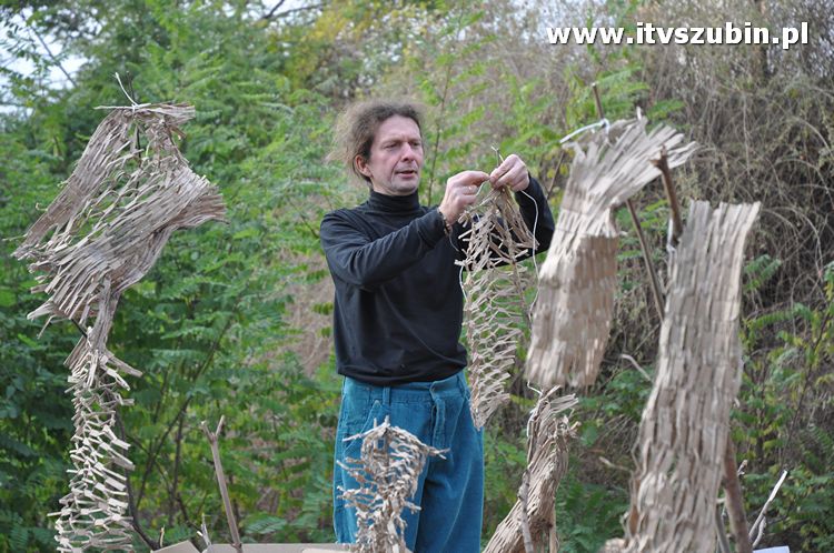 Płonąca fontanna 2 w Korytarzyku - happening Macieja i Tomka