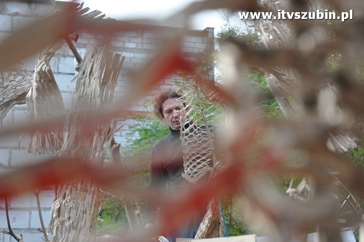 Płonąca fontanna 2 w Korytarzyku - happening Macieja i Tomka