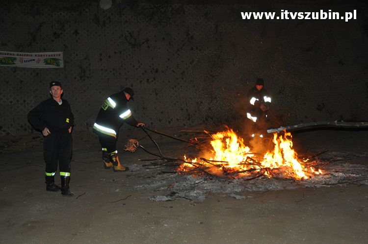 Płonąca fontanna 2 w Korytarzyku - happening Macieja i Tomka