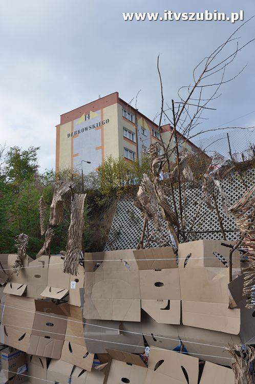 Płonąca fontanna 2 w Korytarzyku - happening Macieja i Tomka