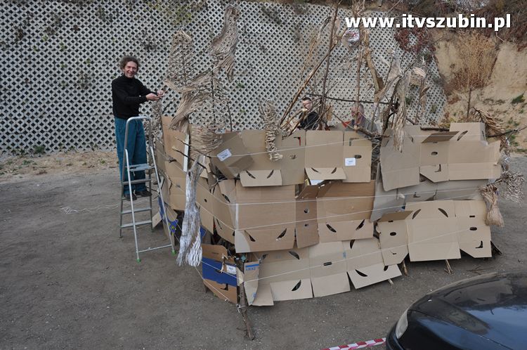 Płonąca fontanna 2 w Korytarzyku - happening Macieja i Tomka